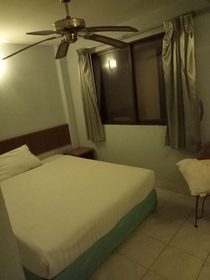 Kingfisher House And Bar Pattaya Bagian luar foto